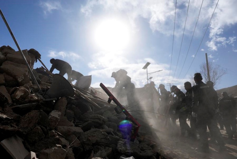 Equipes de resgate correm contra o tempo para lidar com as consequências do terremoto de Xizang