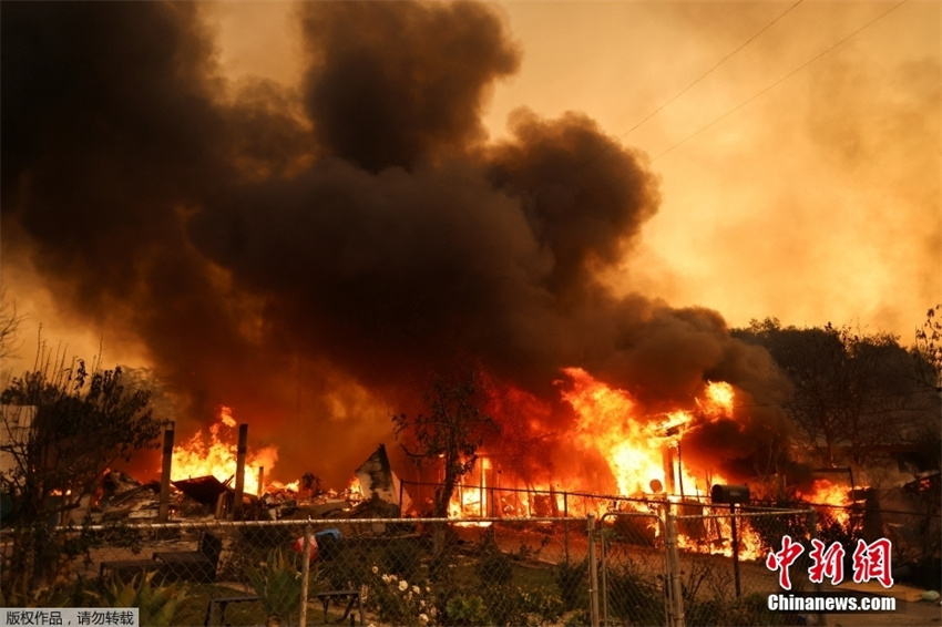 Incêndios florestais em larga escala varreram Los Angeles, EUA, e mais de 100.000 pessoas foram forçadas a evacuar