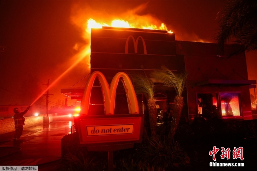 Incêndios florestais em larga escala varreram Los Angeles, EUA, e mais de 100.000 pessoas foram forçadas a evacuar