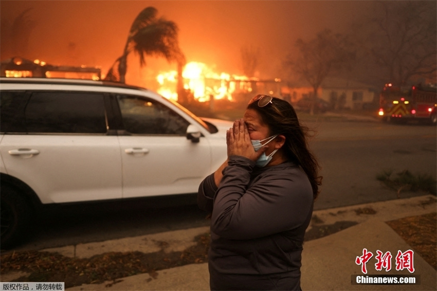 Incêndios florestais em larga escala varreram Los Angeles, EUA, e mais de 100.000 pessoas foram forçadas a evacuar