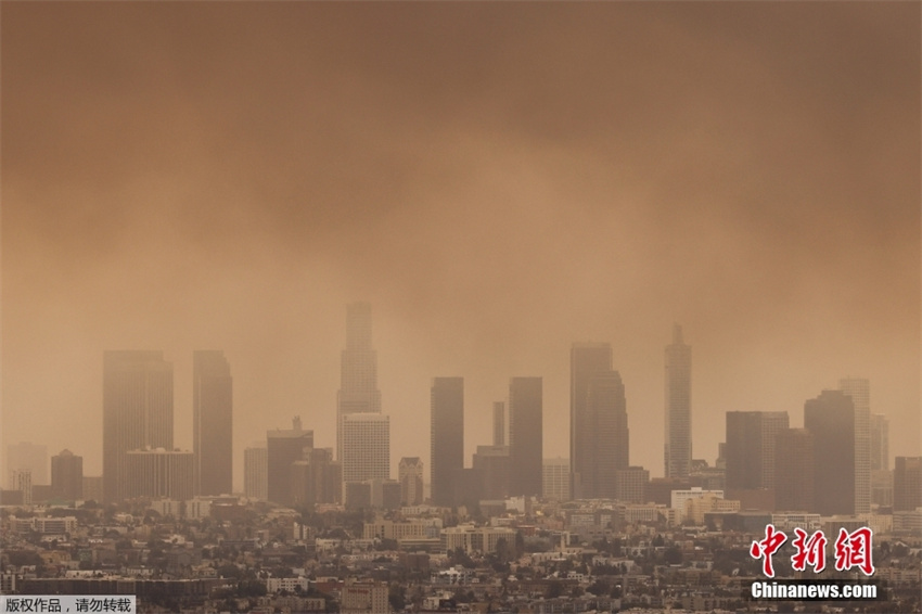 Incêndios florestais em larga escala varreram Los Angeles, EUA, e mais de 100.000 pessoas foram forçadas a evacuar