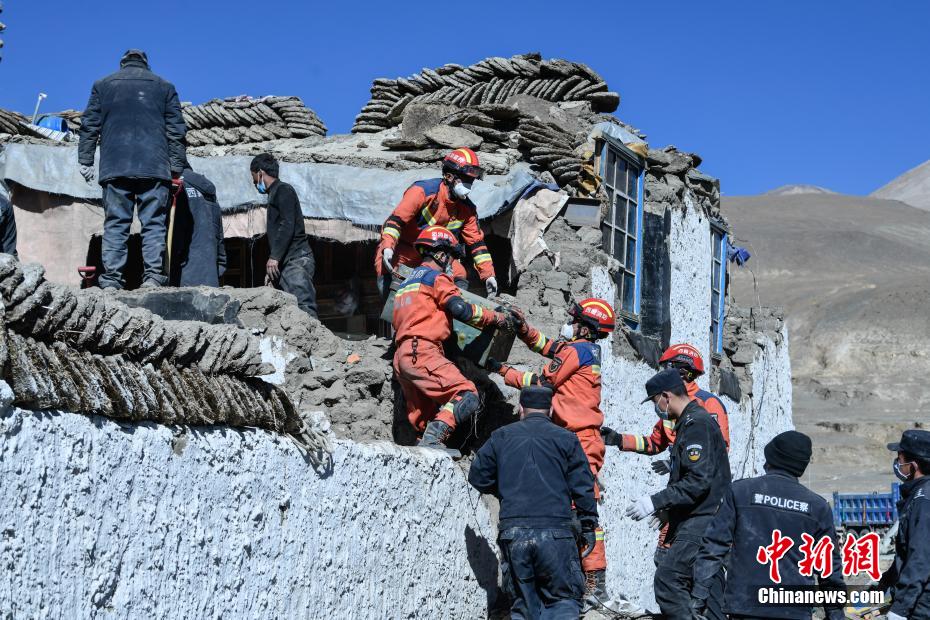 Limpeza pós-terremoto em Xizang ajuda população a recuperar pertences