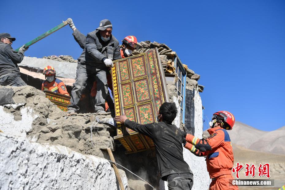 Limpeza pós-terremoto em Xizang ajuda população a recuperar pertences