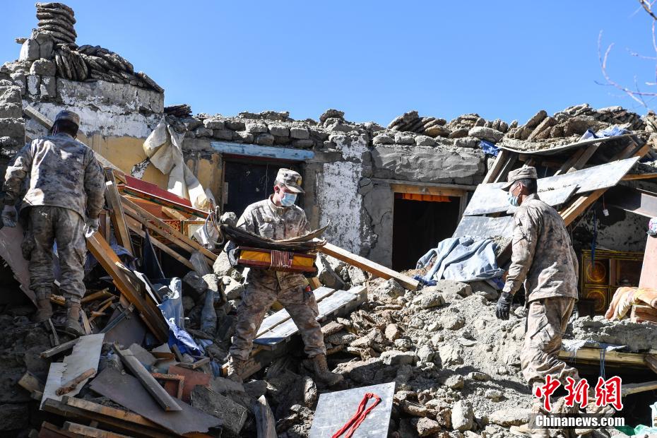 Limpeza pós-terremoto em Xizang ajuda população a recuperar pertences