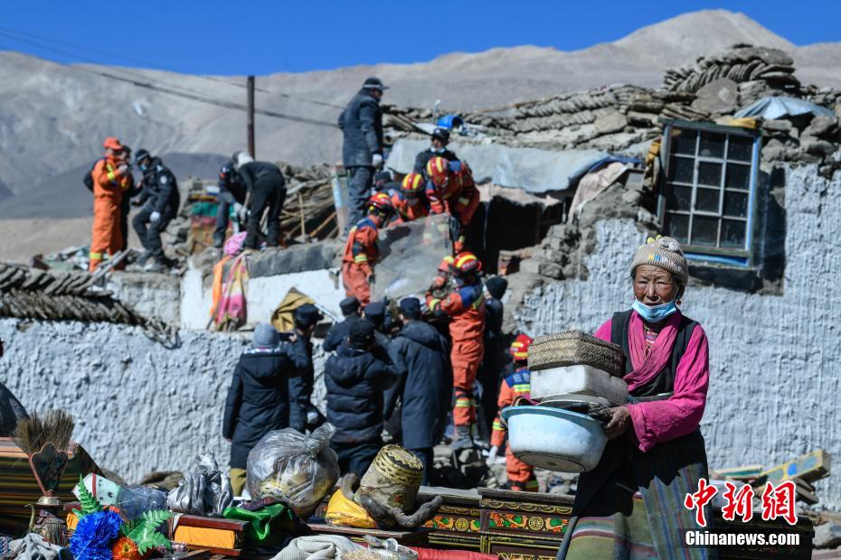 Limpeza pós-terremoto em Xizang ajuda população a recuperar pertences