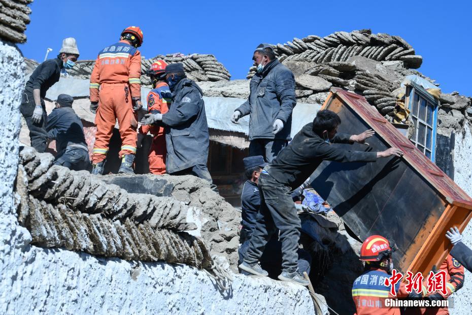 Limpeza pós-terremoto em Xizang ajuda população a recuperar pertences