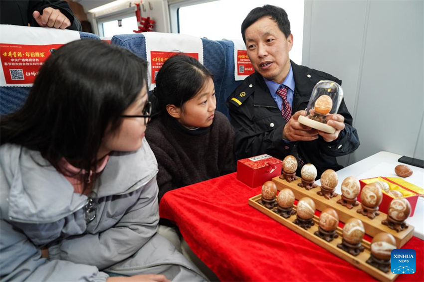 Equipe ferroviária mostra herança cultural intangível de Anhui no trem antes da corrida de viagens do Festival da Primavera