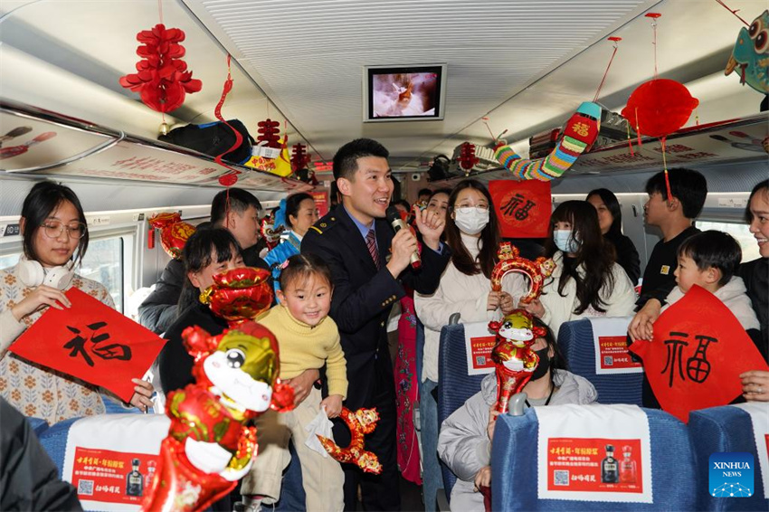 Equipe ferroviária mostra herança cultural intangível de Anhui no trem antes da corrida de viagens do Festival da Primavera