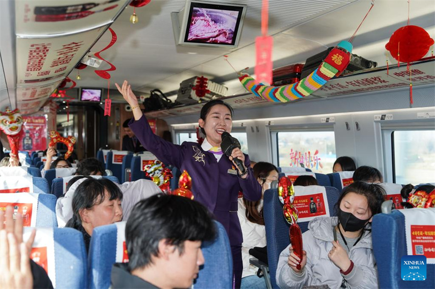 Equipe ferroviária mostra herança cultural intangível de Anhui no trem antes da corrida de viagens do Festival da Primavera