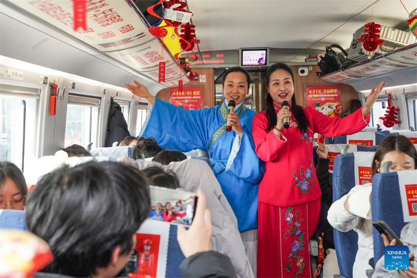 Equipe ferroviária mostra herança cultural intangível de Anhui no trem antes da corrida de viagens do Festival da Primavera