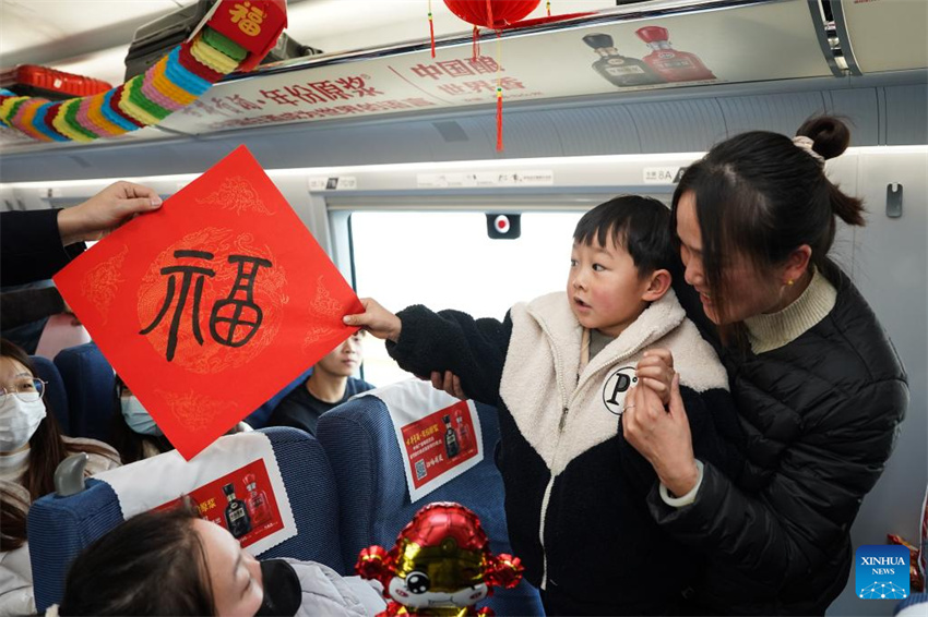 Equipe ferroviária mostra herança cultural intangível de Anhui no trem antes da corrida de viagens do Festival da Primavera