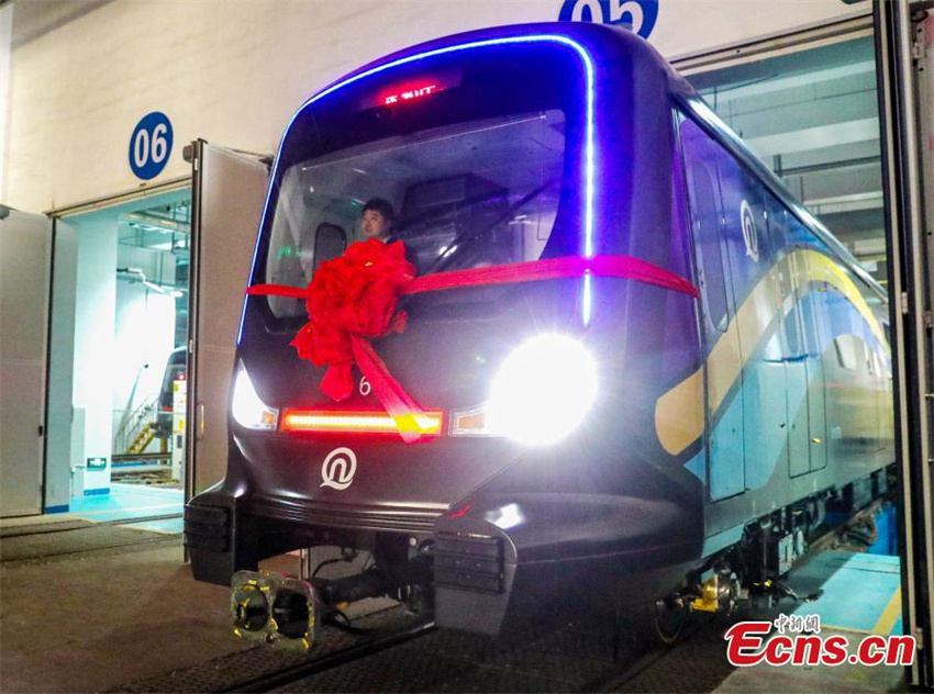 Primeiro trem de metrô de fibra de carbono do mundo começa a operar na China