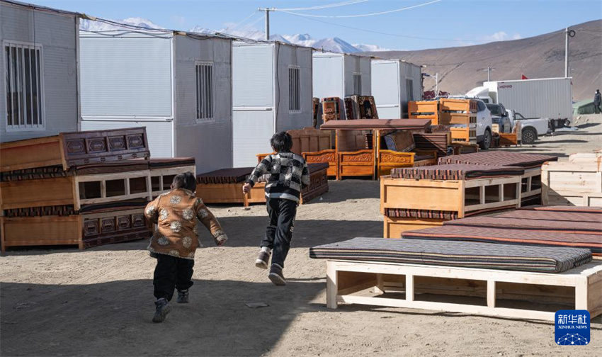 Xizang: sobreviventes se mudam para casas temporárias mais quentes e seguras