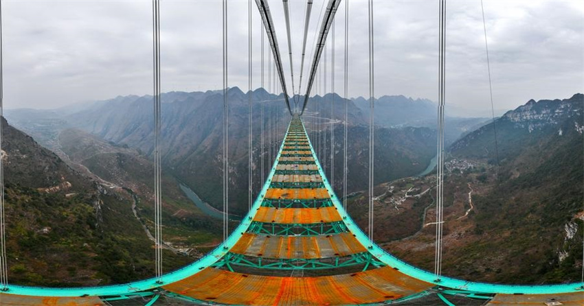 Guizhou: ponte sobre o Grand Canyon de Huajiang está quase concluída