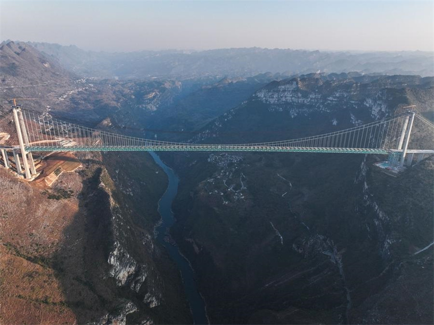 Guizhou: ponte sobre o Grand Canyon de Huajiang está quase concluída