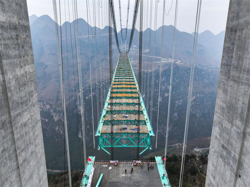 Guizhou: ponte sobre o Grand Canyon de Huajiang está quase concluída