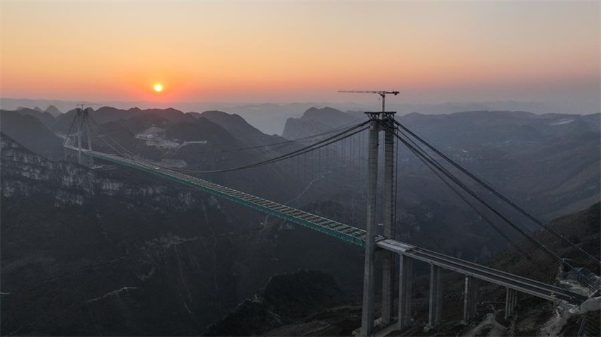 Guizhou: ponte sobre o Grand Canyon de Huajiang está quase concluída