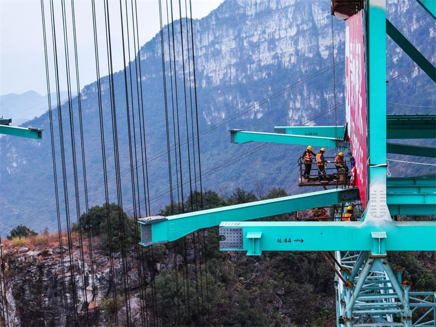 Guizhou: ponte sobre o Grand Canyon de Huajiang está quase concluída