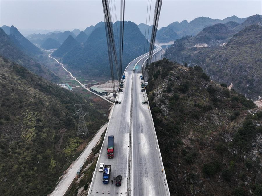 Guizhou: ponte sobre o Grand Canyon de Huajiang está quase concluída