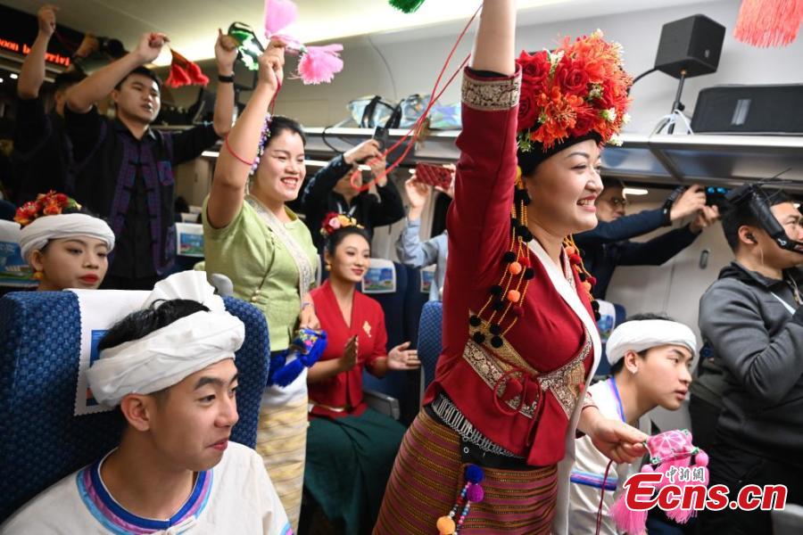 Festival da Primavera celebrado em trem transfronteiriço