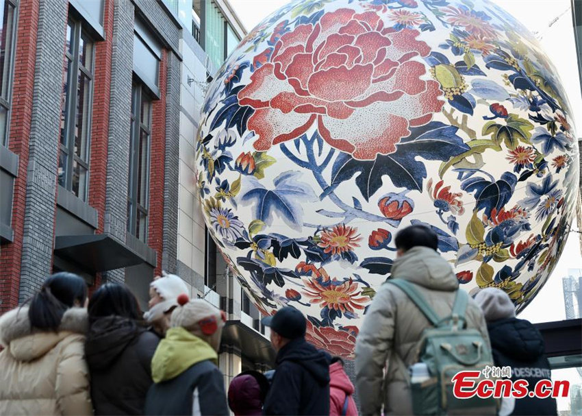 Lanterna gigante pintada com flores de peônia cria atmosfera festiva em Beijing