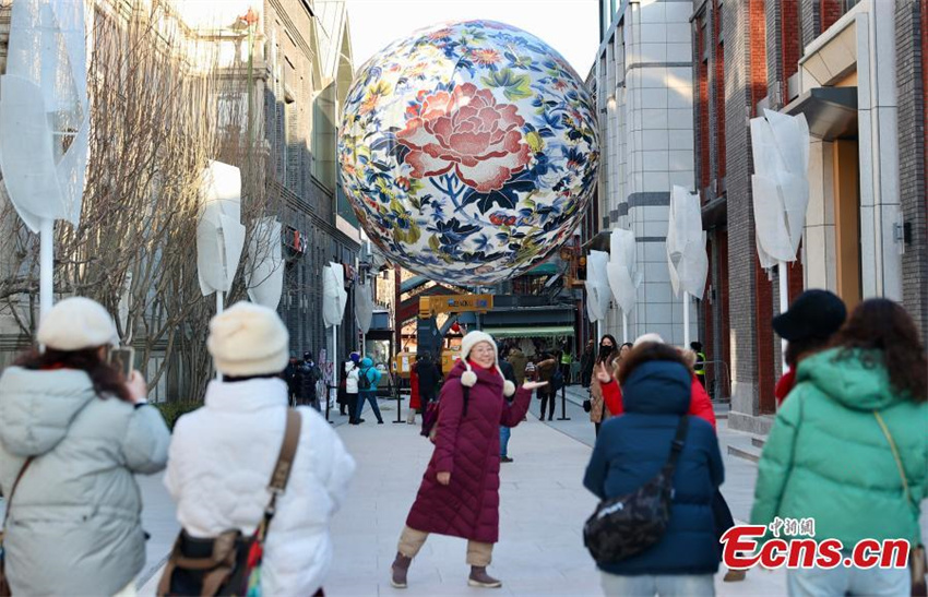 Lanterna gigante pintada com flores de peônia cria atmosfera festiva em Beijing