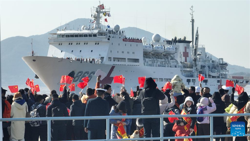 Navio-hospital da Marinha chinesa retorna para casa após missão humanitária