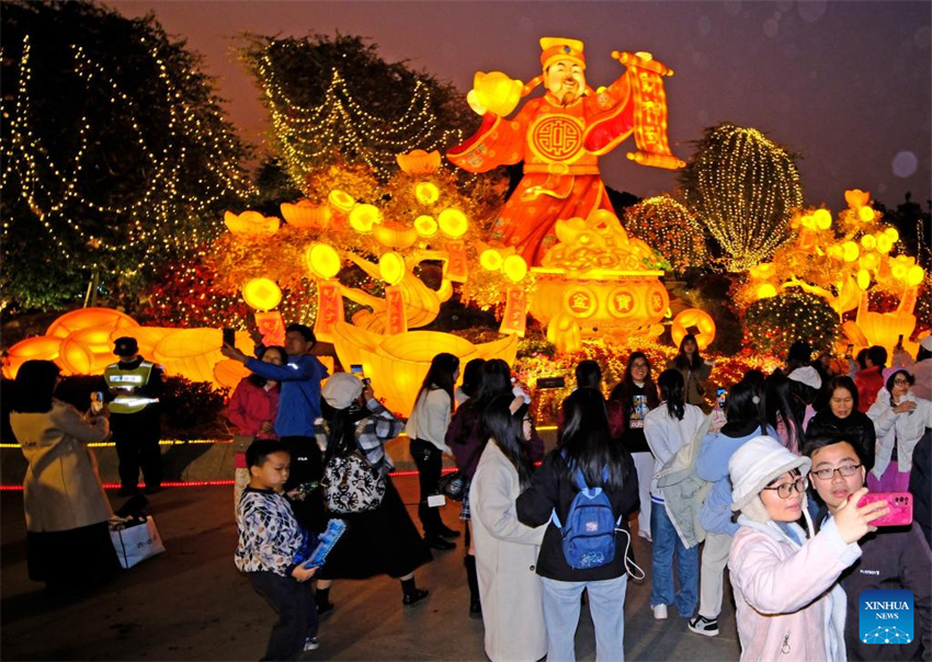 Lanternas e instalações de luz são organizadas em toda a China para receber Festival da Primavera