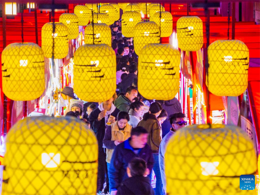 Lanternas e instalações de luz são organizadas em toda a China para receber Festival da Primavera