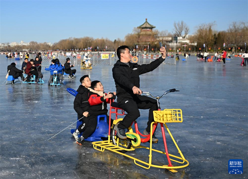 Shichahai: cidadãos de Beijing e turistas desfrutam de esportes no gelo