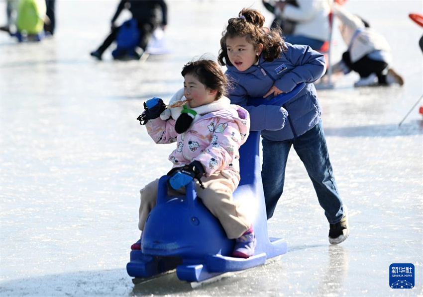 Shichahai: cidadãos de Beijing e turistas desfrutam de esportes no gelo