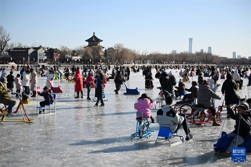 Shichahai: cidadãos de Beijing e turistas desfrutam de esportes no gelo