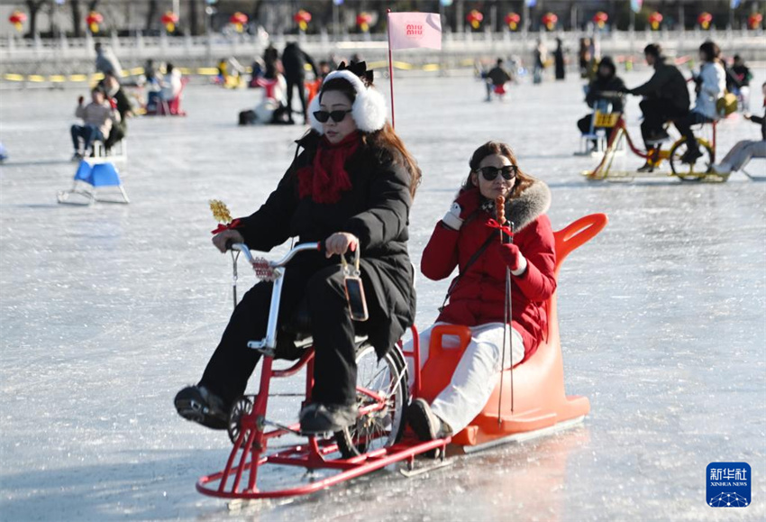 Shichahai: cidadãos de Beijing e turistas desfrutam de esportes no gelo