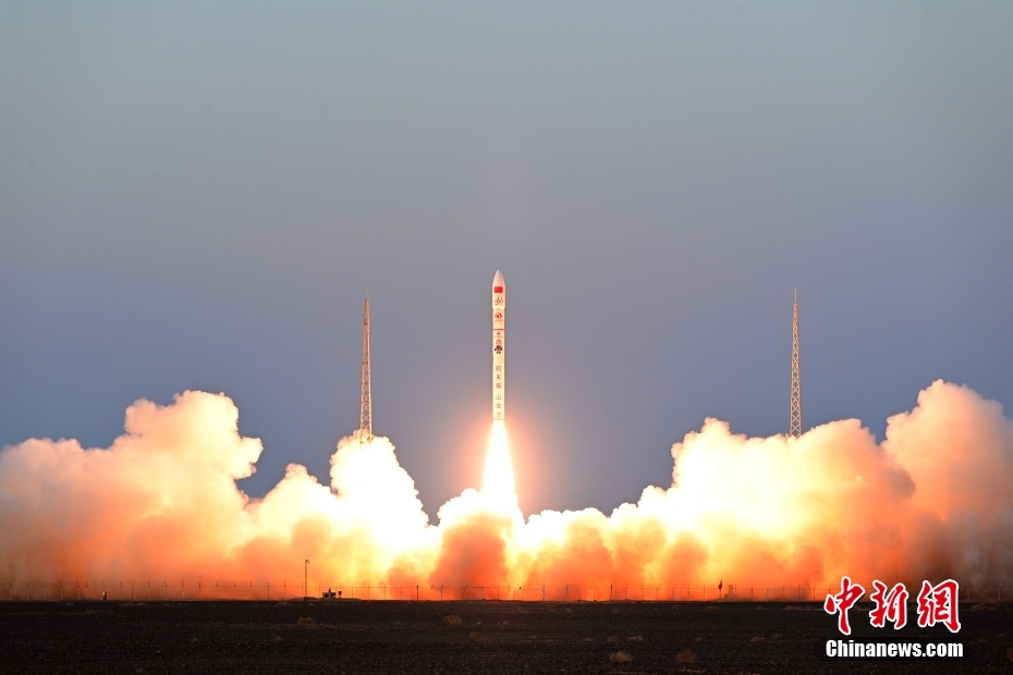 China lança cinco novos satélites com sucesso