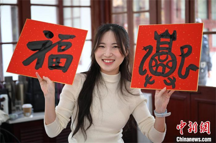 China: estudantes estrangeiros se reúnem para vivenciar cultura do Ano Novo Chinês