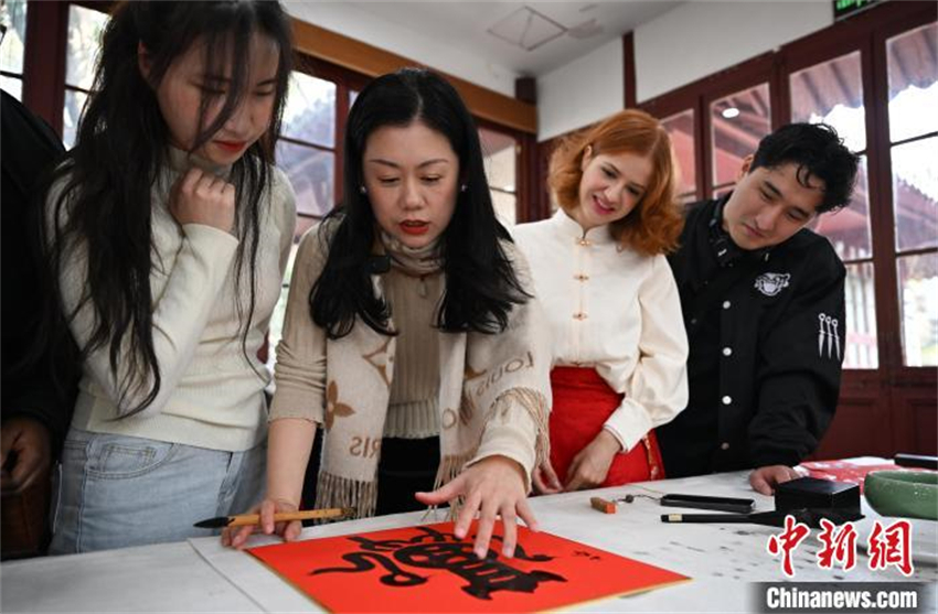 China: estudantes estrangeiros se reúnem para vivenciar cultura do Ano Novo Chinês