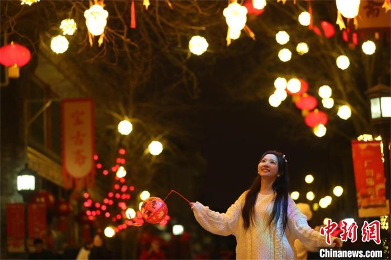 Beijing: rua cultural lulichang entra no clima festivo do Ano Novo Chinês