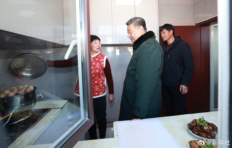 Xi Jinping visita moradores afetados pelas enchentes no nordeste da China