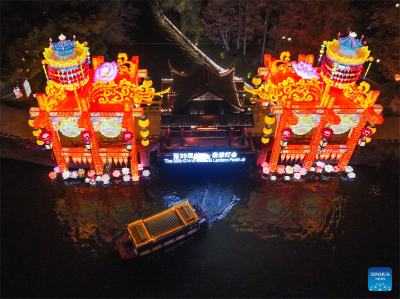 Cerimônia de iluminação do 39º Festival de Lanternas de Qinhuai acontece em Nanjing, leste da China