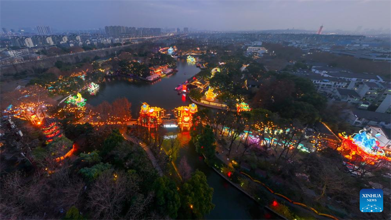 Cerimônia de iluminação do 39º Festival de Lanternas de Qinhuai acontece em Nanjing, leste da China