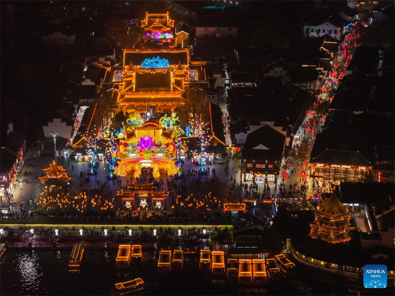 Cerimônia de iluminação do 39º Festival de Lanternas de Qinhuai acontece em Nanjing, leste da China