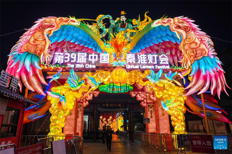 Cerimônia de iluminação do 39º Festival de Lanternas de Qinhuai acontece em Nanjing, leste da China