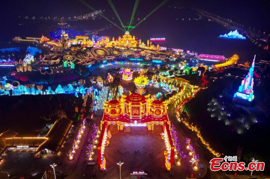 31º Show Internacional de Lanternas Jurássicas de Zigong impressiona visitantes