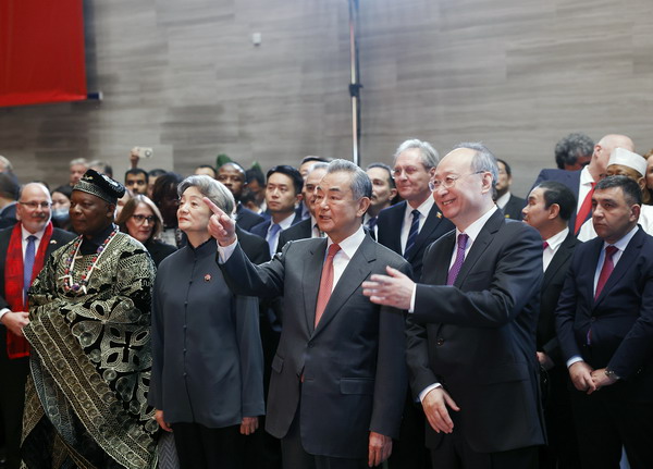 Ministério das Relações Exteriores da China realiza recepção de Ano Novo de 2025