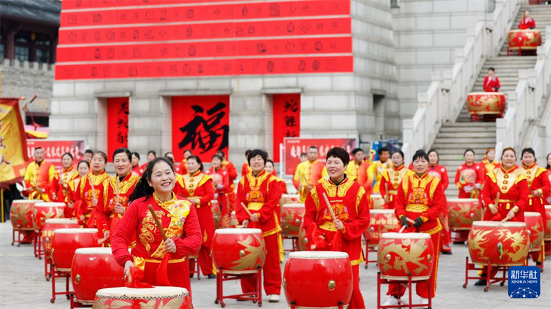 Jiangsu: centenas de percussionistas reunidos para celebrar o Ano Novo Chinês em Sihong