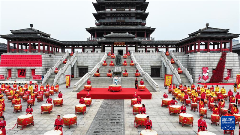 Jiangsu: centenas de percussionistas reunidos para celebrar o Ano Novo Chinês em Sihong