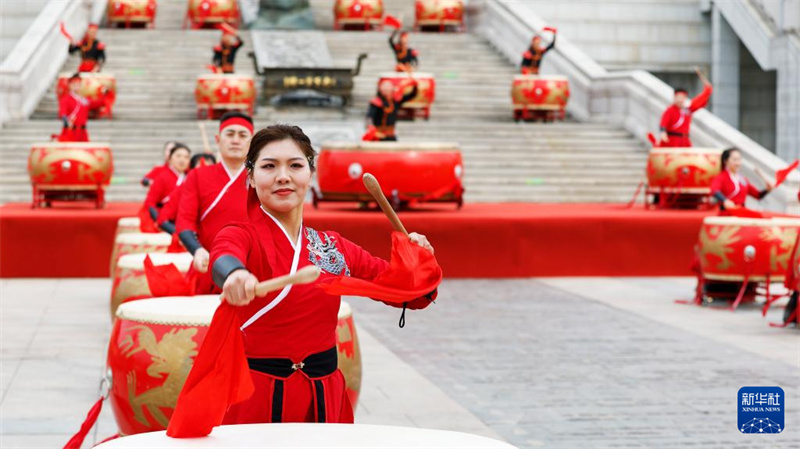 Jiangsu: centenas de percussionistas reunidos para celebrar o Ano Novo Chinês em Sihong