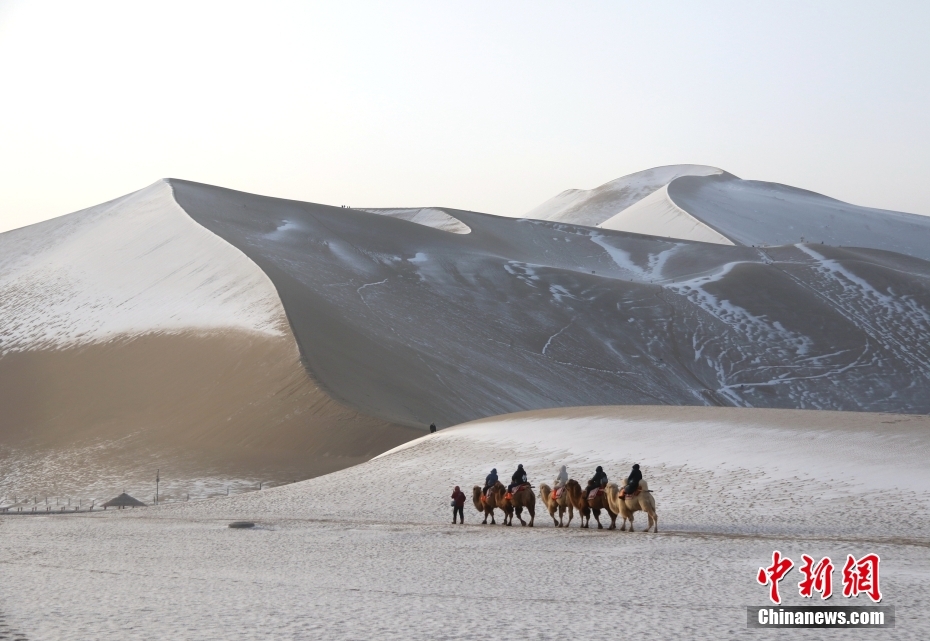 Paisagem de inverno deslumbrante no deserto, noroeste da China