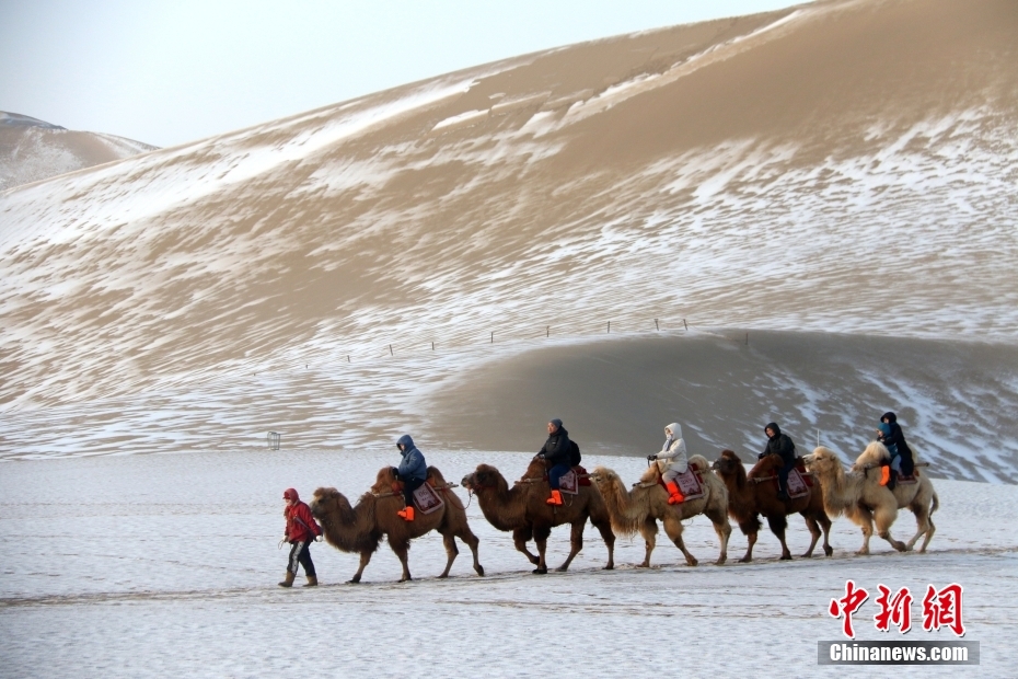 Paisagem de inverno deslumbrante no deserto, noroeste da China