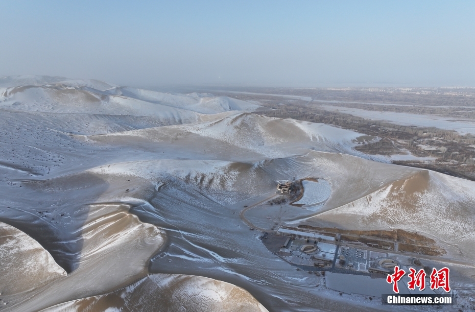 Paisagem de inverno deslumbrante no deserto, noroeste da China